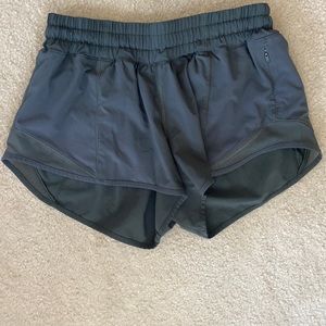 Lululemon 2.5 inch hotty hot shorts SIZE 4